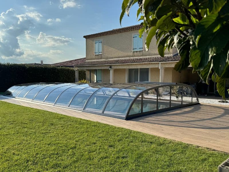 Pose d&rsquo;un abri piscine Elan à La Bégude-de-Mazenc