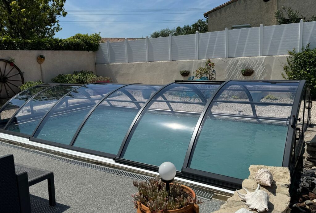 Mini piscine et petits espaces : quel abri piscine choisir ?