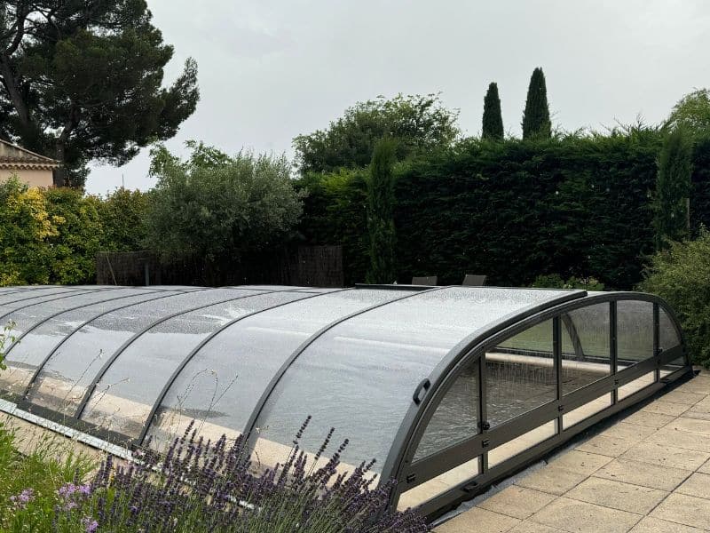 Installation d&rsquo;un abri piscine à Carpentras, dans le Vaucluse