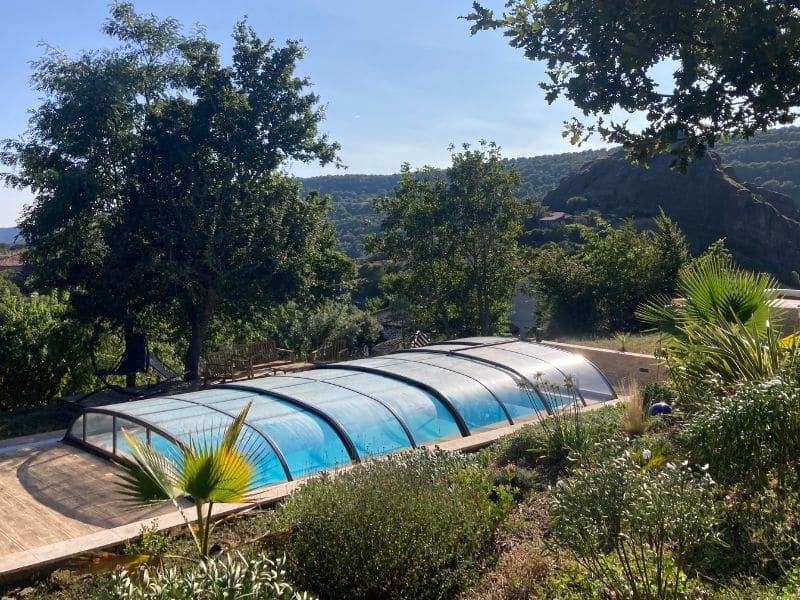 Motorisation d&rsquo;abri piscine : confort, sécurité et autonomie