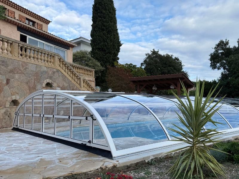 Pose d&rsquo;un abri piscine à Cavalaire-sur-Mer, dans le Var