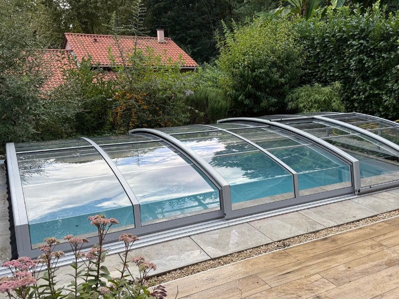 Installation d&rsquo;un abri piscine à Écully, dans le Rhône