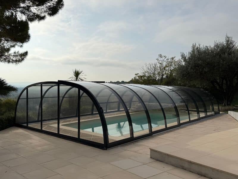 Pose d&rsquo;un abri piscine à Rochemaure en Ardèche
