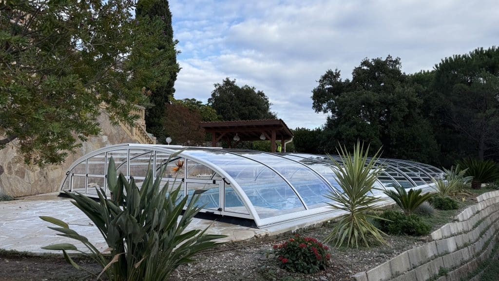 pose d'un abri piscine Eden à Cavalaire-sur-Mer