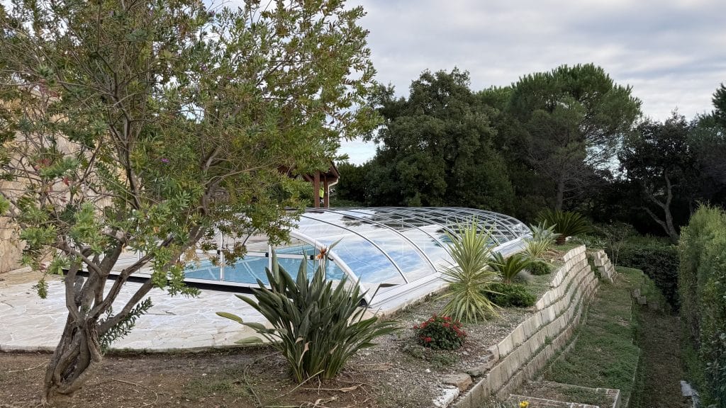 pose d'un abri piscine Eden à Cavalaire-sur-Mer dans le Var