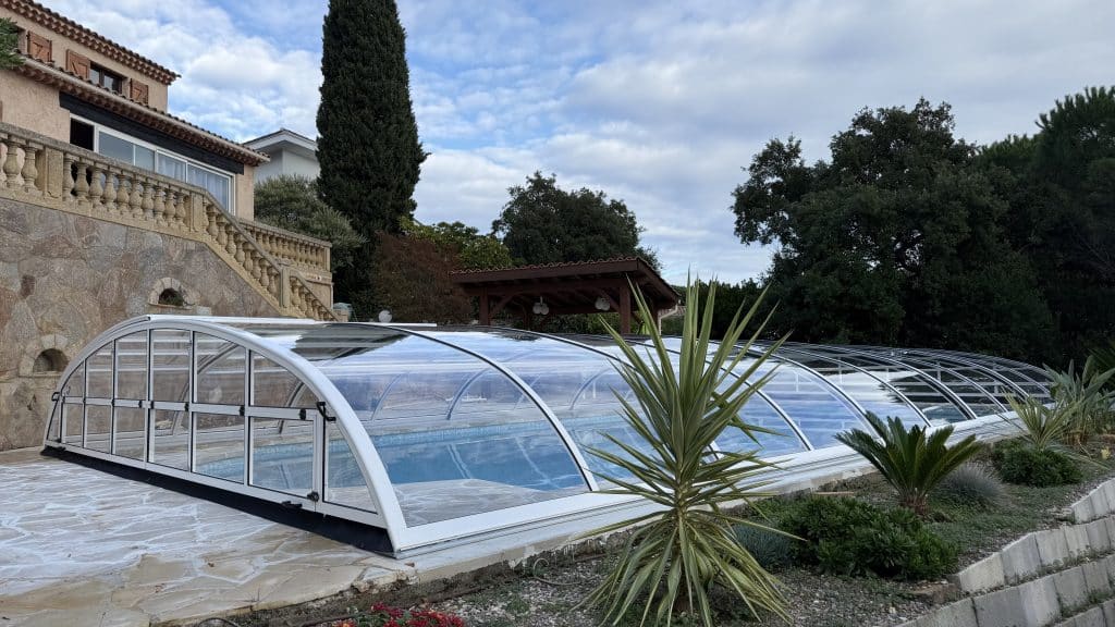 installation d'un abri piscine Eden à Cavalaire-sur-Mer