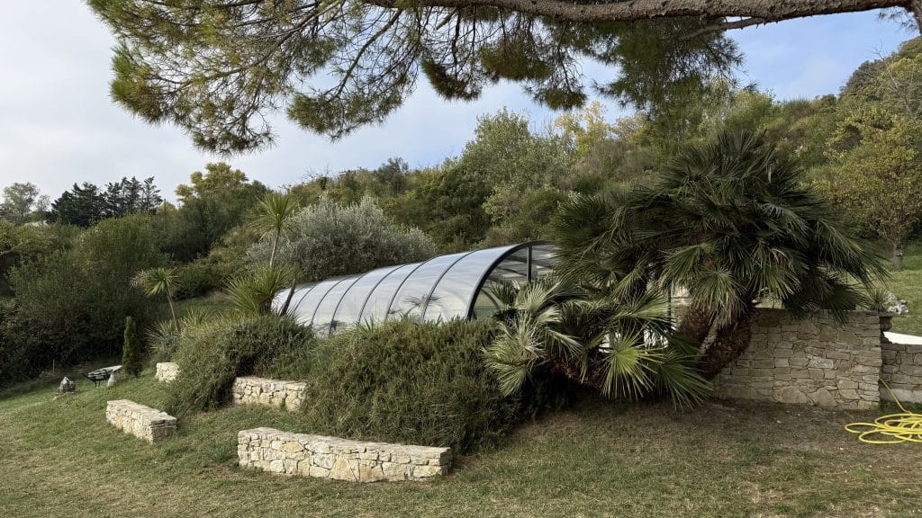 pose abri piscine Eden à Rochemaure en Ardèche