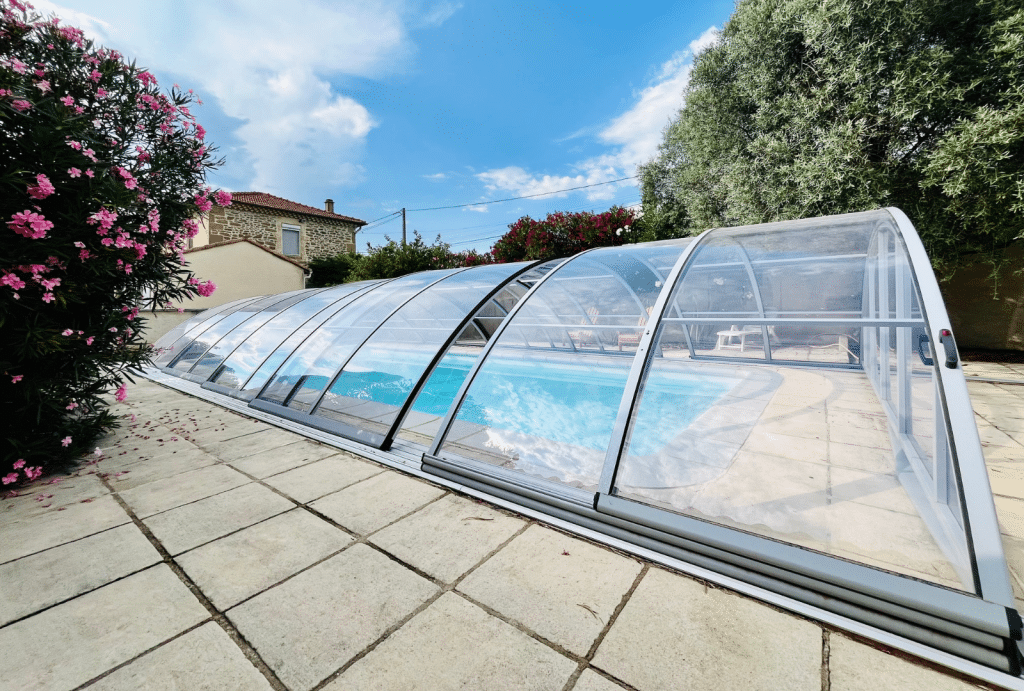 abri piscine bas rétractable