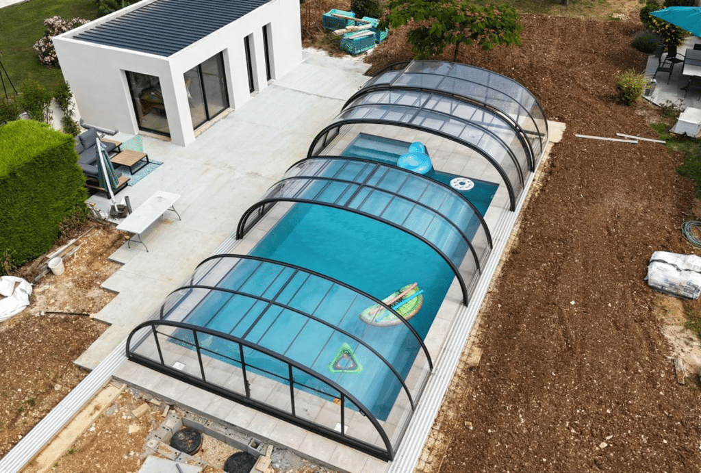 abri piscine haut rétractable vue de haut