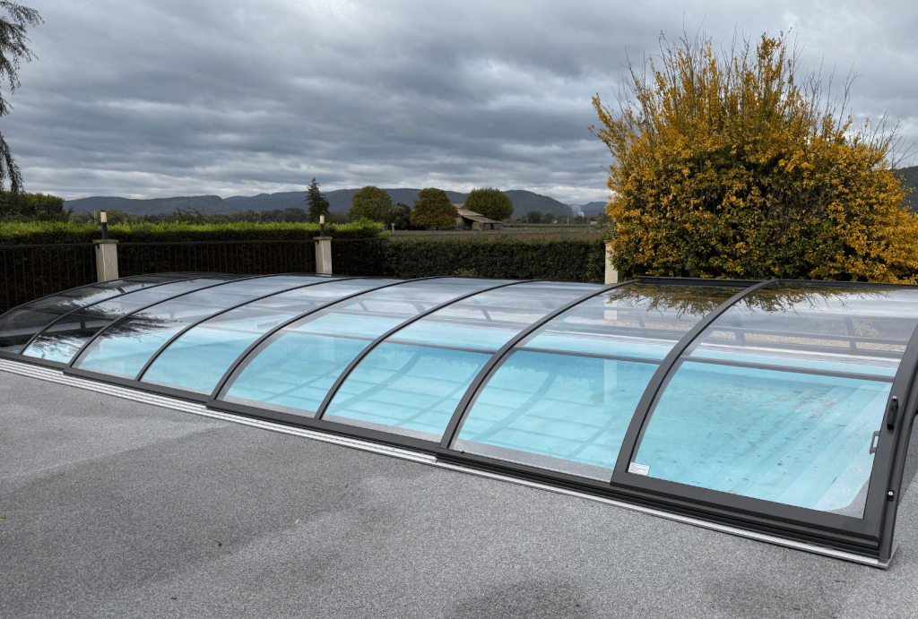 Installation d'un abri piscine à Étoile-sur-Rhône dans la Drôme par SOLARIS
