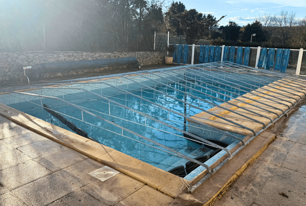 structure pour bâche de camion sur piscine à Saint-Alban-Auriolles