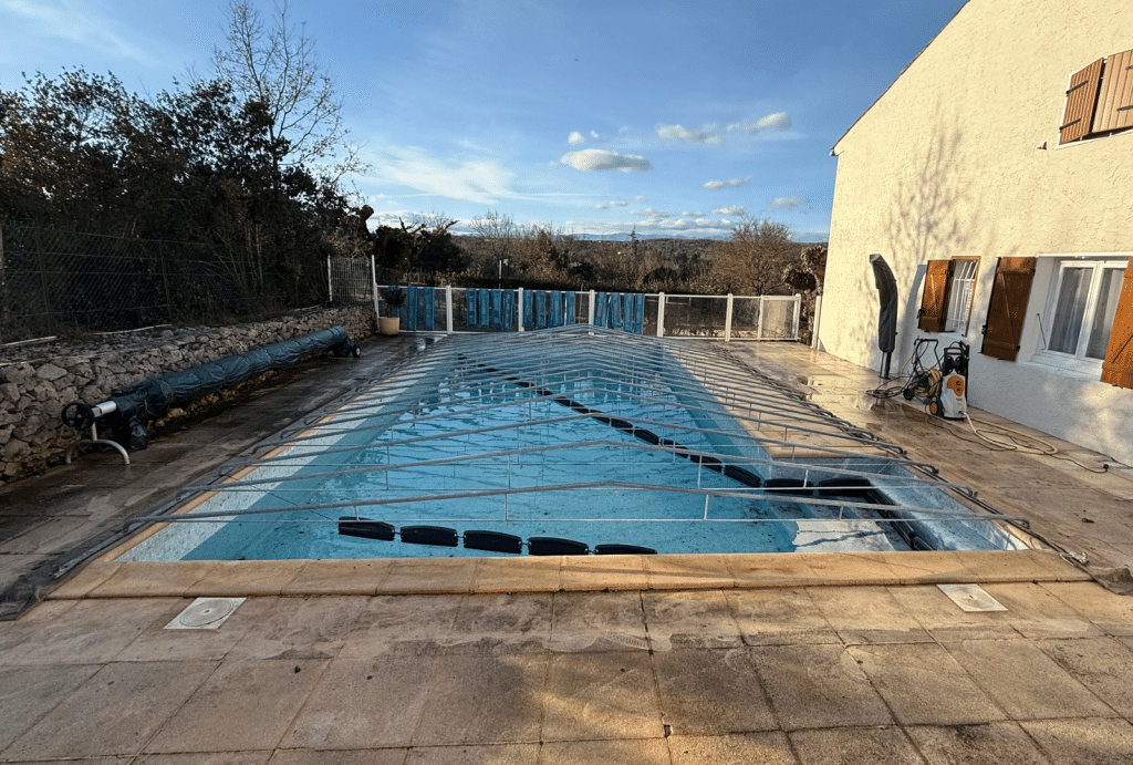 structure pour bâche de camion sur piscine à Saint-Alban-Auriolles
