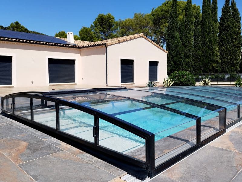 Comment nettoyer efficacement un abri piscine en polycarbonate ?