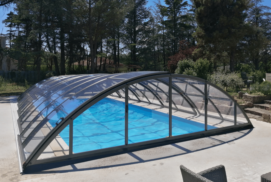 Comment nettoyer un abri piscine semi haut en polycarbonate ?